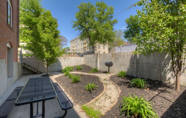 The Auburn Apartments in the heart of Omaha!! Close to UNMC, Blackstone, and Midtown!!