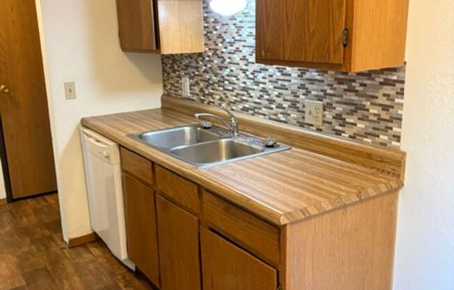 2 beds, 1 bath, 750 sqft, $850, Unit 78