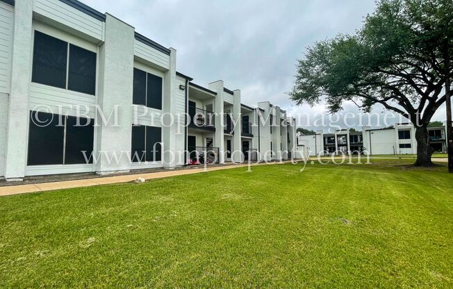 Colonial Apartments, Unit 106 - Downstairs 2 Bedroom, 2 Bathroom Apartment in Ennis, TX!