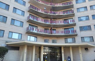 Lovely 3 BR/2 BA Top Floor Condo in Silver Spring!