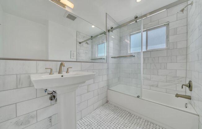 2 beds, 1.5 baths, $2,595, Unit 233-01