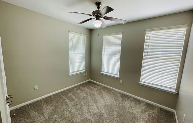 4BD/4.5BA in ROWANDALE!