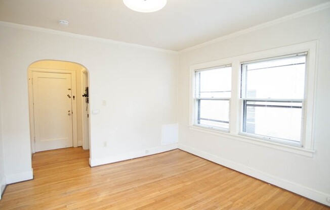 Lease this Charming Hollywood Studio Available Late May!