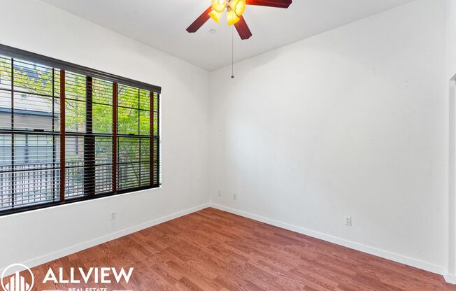 Beautiful 3 Bed/2.5 Bath + Loft Condo in Orange!