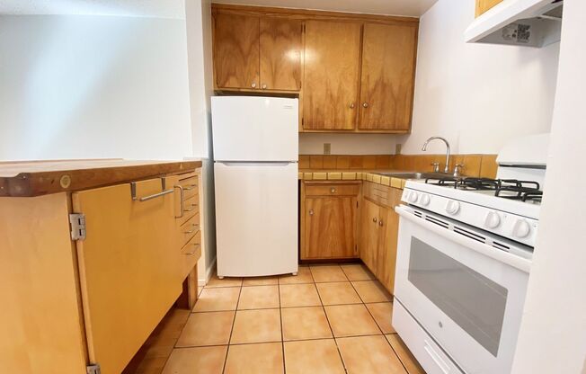 Ground floor 1BD/1BA Unit near Ashby BART; hardwood floors, extra storage space available