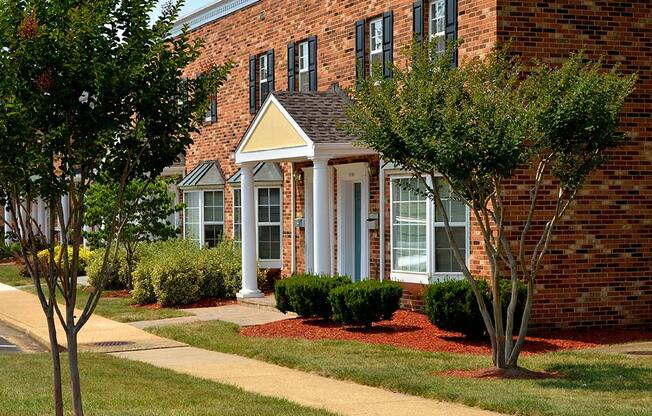 Apartment Exterior at Gainsborough Court Apartments, Fairfax, 22030