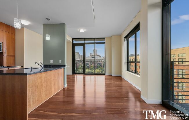 Gorgeous 1br/1.5ba condo + bonus room and Parking in Park Place in the North Pearl