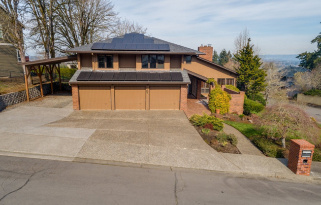 Gorgeous 4 bedroom Home with an Open Floor Plan, Vaulted Ceilings and a Stunning Gourmet Kitchen on Cooper Mountain!