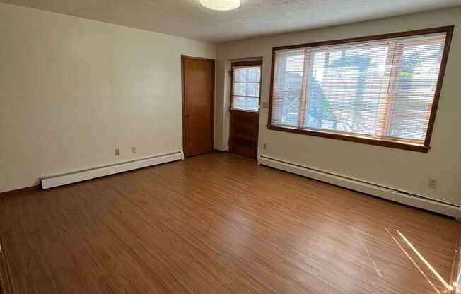 2 beds, 1 bath, 903 sqft, $1,150, Unit B-10