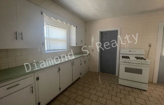 2 beds, 1 bath, $899