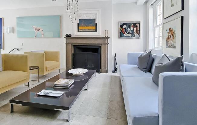 291 W 4 ST