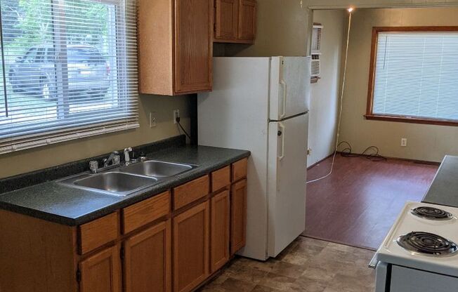 2 beds, 1 bath, $900, Unit 2