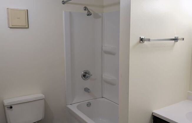 1 bed, 1 bath, 700 sqft, $1,050, Unit 100