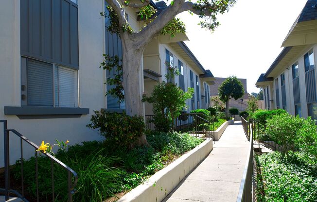 2 beds, 1 bath, 950 sqft, $2,195, Unit 070