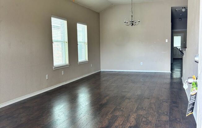 DUPLEX-LARGE FENCED YARD