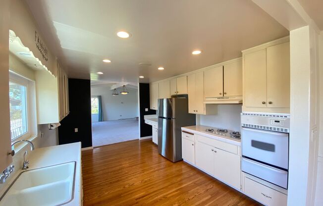 Unique 4 Bedroom 2 bath Guest Home in Oceanside