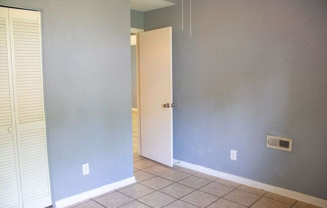 1 bed, 1 bath, 600 sqft, $899, Unit 8215-5