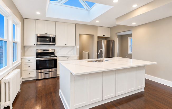 STUNNING RENOVATED 4 BEDROOM DUPLEX ON GRAND AVE – MOVE-IN SPECIALS!