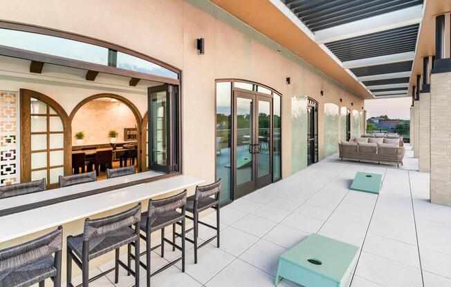 Enjoy Dallas evenings on Modera Trailhead’s expansive terrace, complete with lounge seating, bar-style dining, and games for laid-back gatherings.