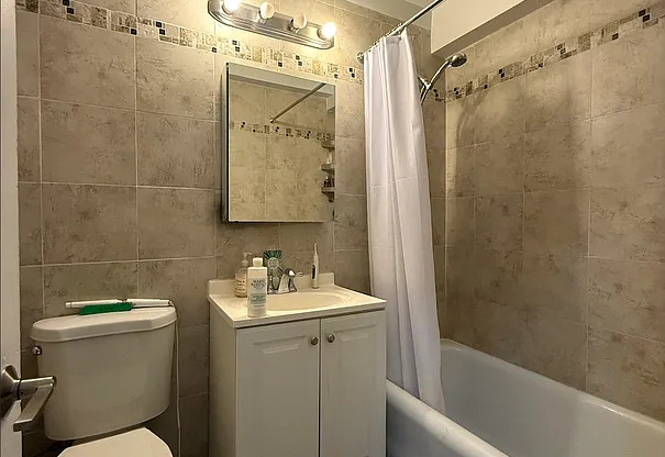 Studio, 1 bath, $2,800, Unit 2D