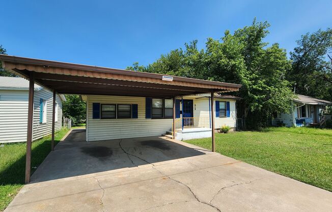 Beautiful 3 bedroom house with granite countertops and central heat and air