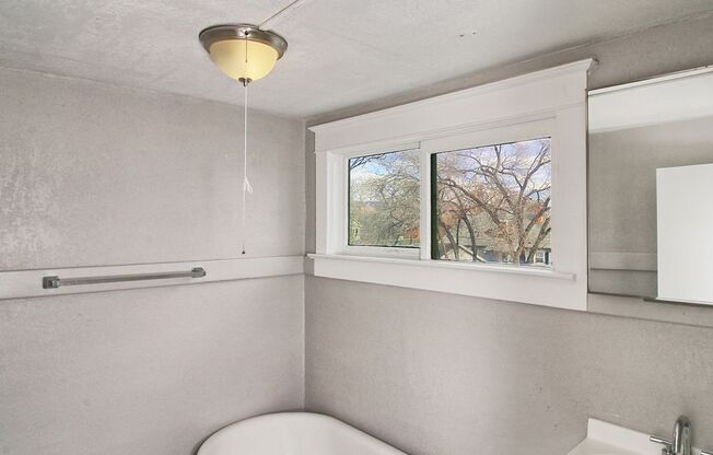 5 beds, 2 baths, $2,300