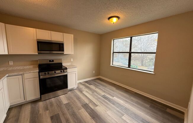 2 beds, 1 bath, $1,000, Unit B