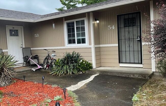 2 beds, 1 bath, 945 sqft, $1,575, Unit 054