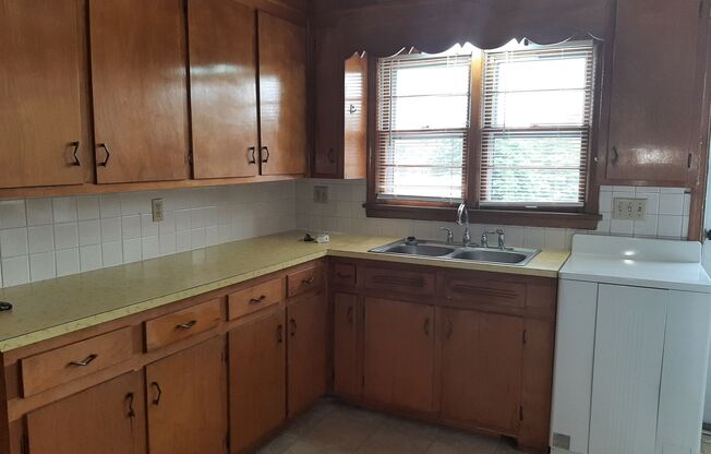 2 beds, 1 bath, 903 sqft, $1,250, Unit B-1