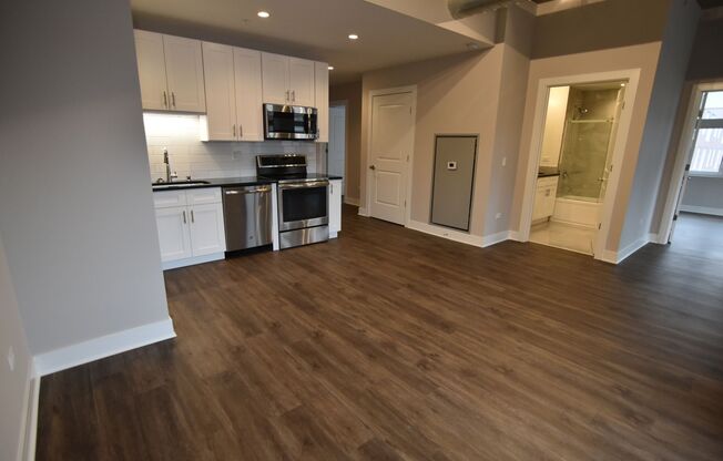 2 beds, 2 baths, 976 sqft, $4,275, Unit 3833-722
