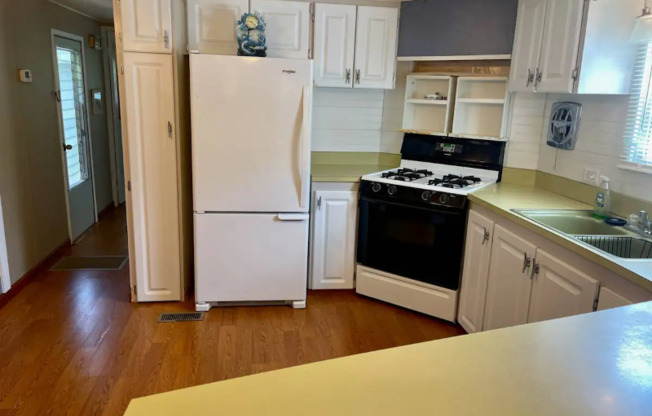 825 W COLONIAL CIR