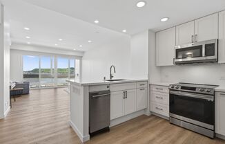 Renovated Penthouse w/ Diamond Head Views 2BD/2BA + 2 Parking