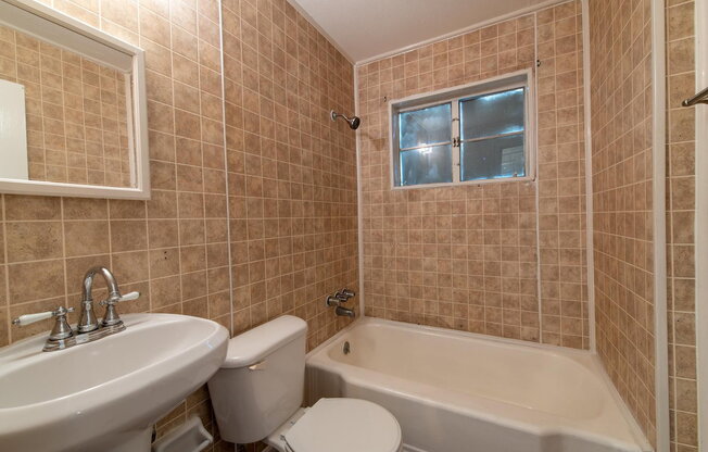 2 beds, 1 bath, 982 sqft, $795
