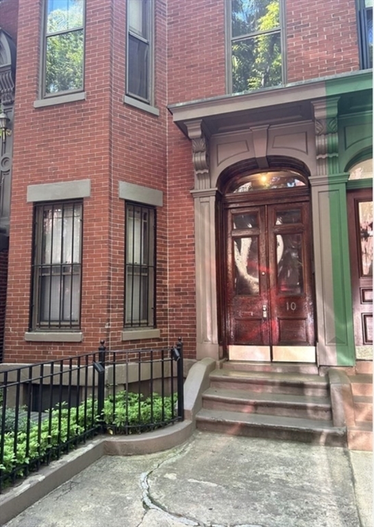 10 WELLINGTON ST