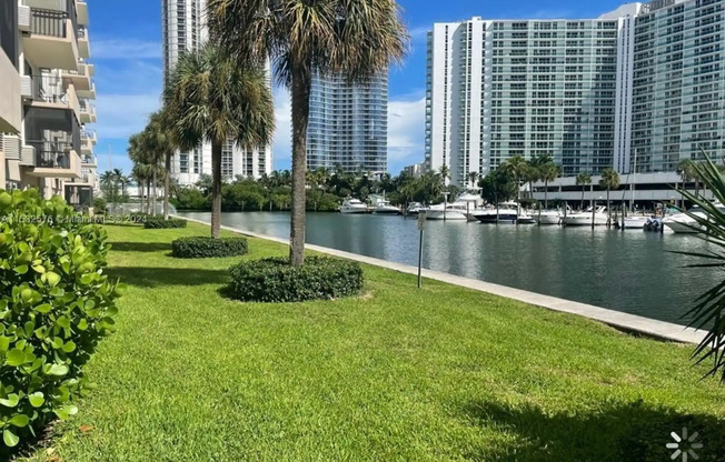 220 KINGS PT DR