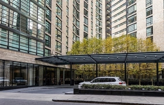 1 bed, 1.5 baths, 875 sqft, $4,800, Unit 811
