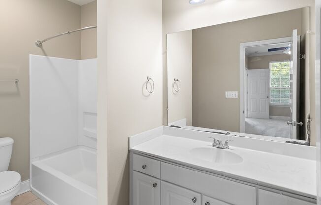 3 Bedroom Condo in Burbank Estates- Gated Community