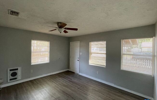 2 Bed 1 Bath Home for rent in Tampa *Available Now*