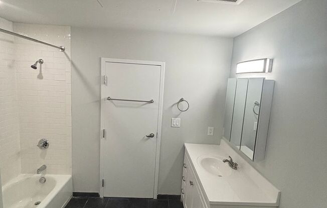 2 beds, 1 bath, 905 sqft, $2,715, Unit 301