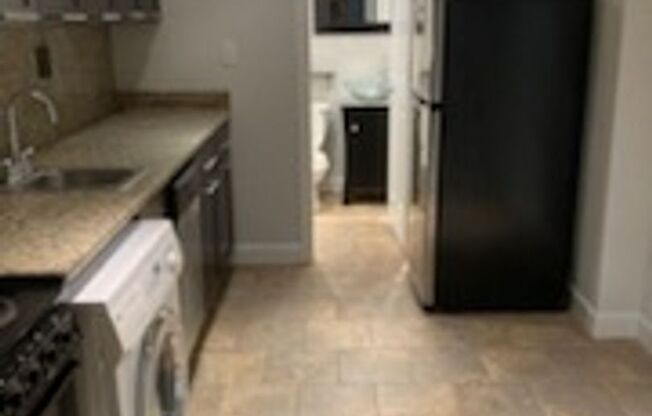 1 bed, 1 bath, $1,200, Unit Basement