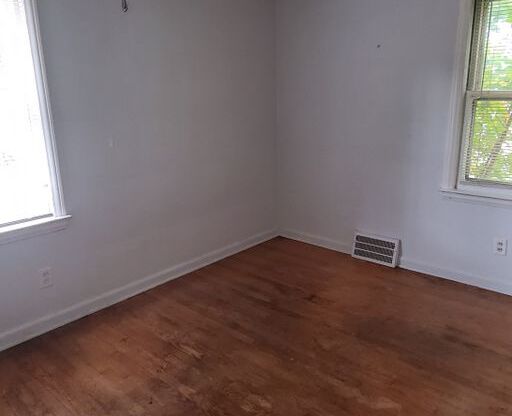 2 beds, 1 bath, $1,100