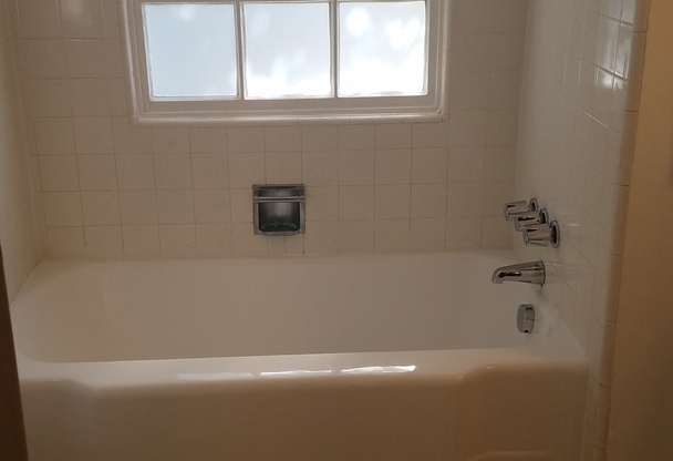 2 beds, 1 bath, 901 sqft, $1,990, Unit 07