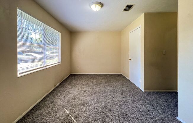 2 beds, 1 bath, $1,050, Unit 15