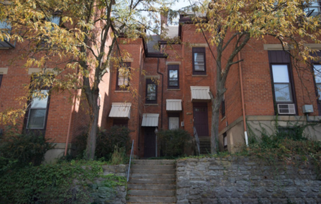 East Walnut Hills: Large 2 bed 1 bath for lease!