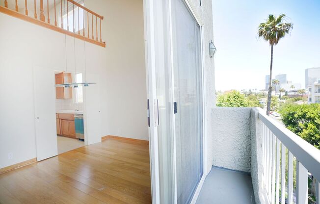 Sunlight Galore 2 Bed / 3Bath + Loft + Sundeck Condo in Westwood!