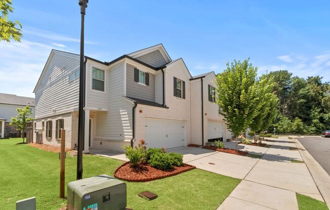 Gorgeous 3 BR/2.5 BA Townhome in Marietta-End Unit!