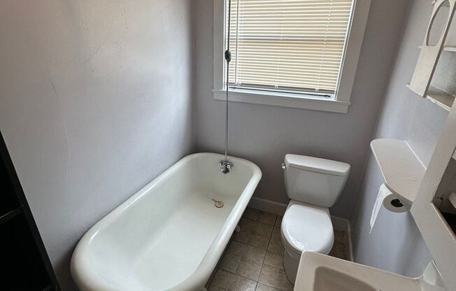 Studio, 1 bath, 425 sqft, $1,395, Unit Unit 04