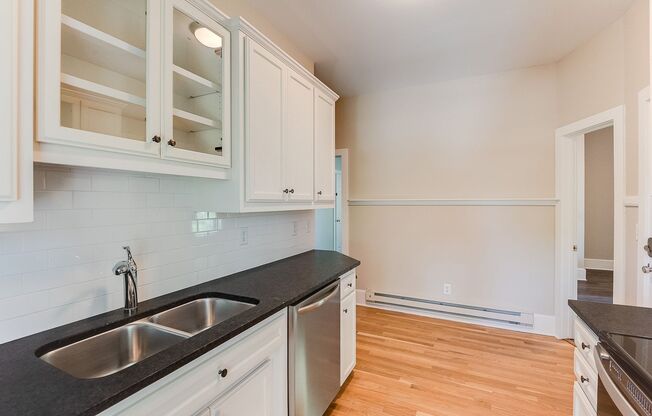 Recently Renovated 4-Bed Upper Unit Close to Macalester, St Thomas, Concordia & St Kate's!