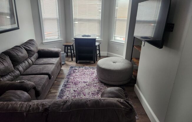 2 beds, 1 bath, $2,250, Unit 2913 B N. Market St.