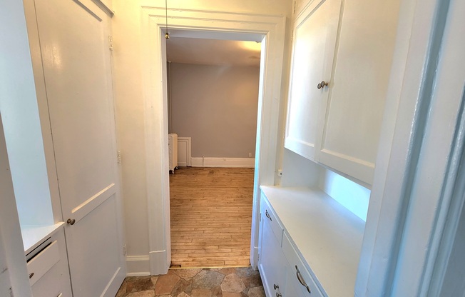 323 6 AVE SE